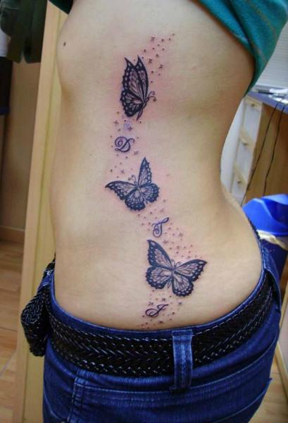 Tatuajes femeninos con mariposas e iniciales
