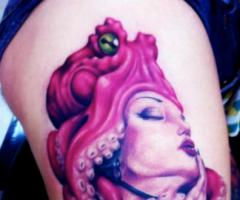 Mujer y pulpo como sombrero