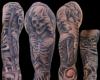 Tatuaje en brazo completo con esqueleto y dados