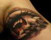 Increibles tatuaje de ojo con dedos que salen desde dentro