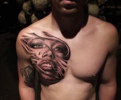 Cara de mujer tatuada