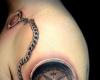 Tatuaje realista de brujula
