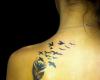 Tatuaje de pajaros desprendiendose de una pluma