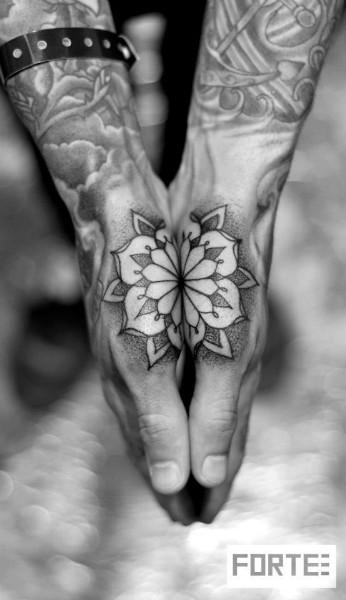 fiori in mano
