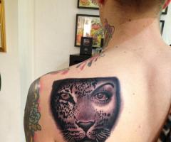 Leon mujer tatuaje