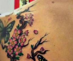 enredadera en espalda con mariposas