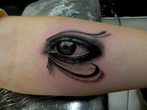 ojo egipcio tatuaje realista