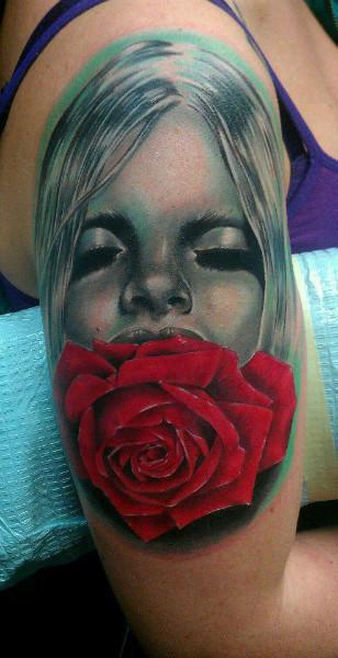 tatouage femme au visage de rose