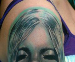 tatouage femme au visage de rose