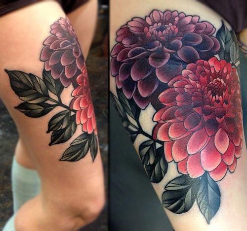 les tatouages ​​de fleurs de couleur