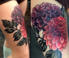 les tatouages ​​de fleurs de couleur