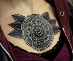 flor blanco y negro en pecho de mujer