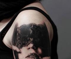 Rostro femenino realista tatuaje
