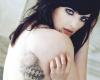 Tatuaje de globos aerostaticos en cuerpo femenino