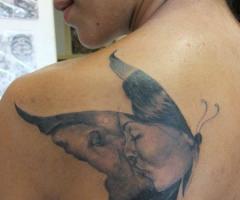 Tattoo de mariposa con rostro de mujer