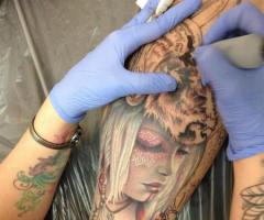 Super realismo tatuaje de mujer