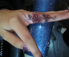 rosas pequeñas en los dedos
