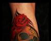 Tatuaje de calavera con rosa