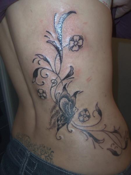 enrredadera con mariposa y flores en blanco y negro
