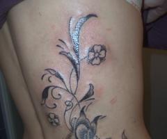 enrredadera con mariposa y flores en blanco y negro