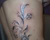 enrredadera con mariposa y flores en blanco y negro