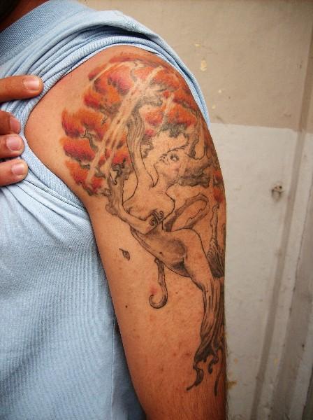 Tatuaje de mujer con forma de arbol