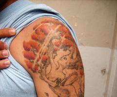 Tatuaje de mujer con forma de arbol
