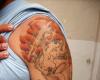 Tatuaje de mujer con forma de arbol