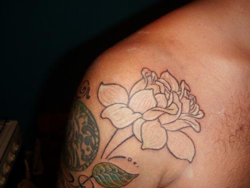 flor en el hombro color blanco