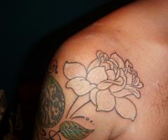 flor en el hombro color blanco
