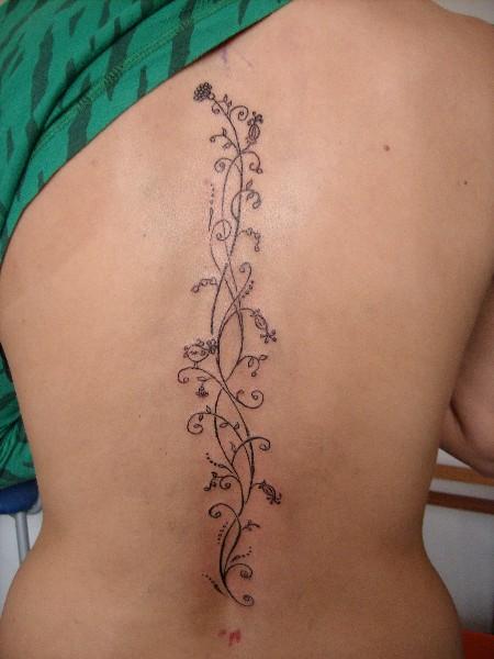 Tatuaje de enredadera sexy en espalda femenina