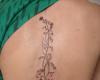 Tatuaje de enredadera sexy en espalda femenina