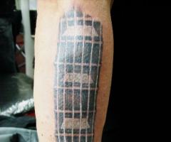 Tatuaje del mango de una guitarra