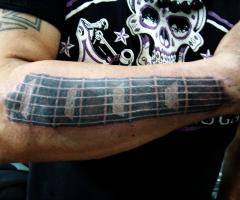 guitarra en el antebrazo
