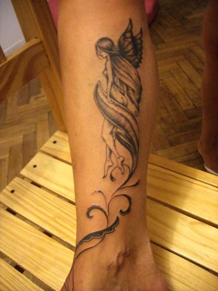 Tatuaje de hada en la pierna