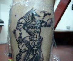 anubis tatuado blanco y negro