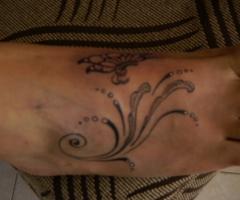 Enrredadera tatuada en el pie