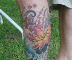 pierna en proceso con tribal, pulpo y loto