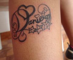 tattoo esmit nombre Daniela con estrellas