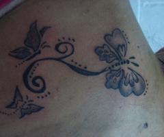 tattoo esmit tres mariposas y tribal