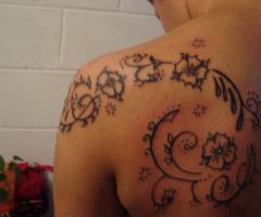 tattoo esmit flores y enredadera en negro