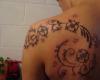 tattoo esmit flores y enredadera en negro