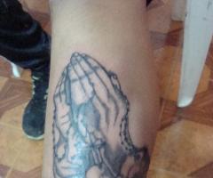 tattoo esmit manos de oracion