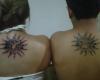 Dos soles con tigres de fondo
