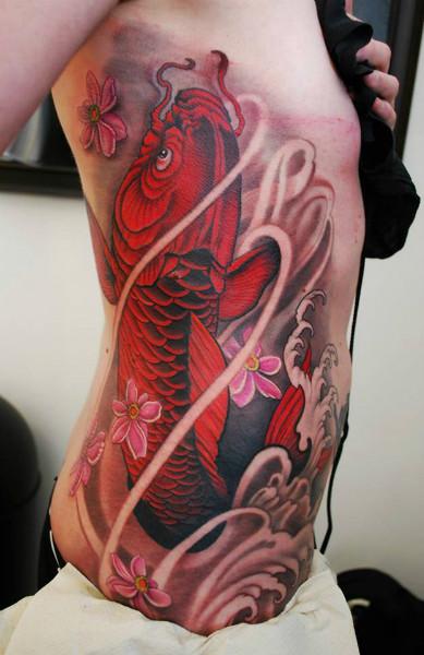 Koi tattoo pesce con i fiori