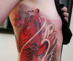 Koi tattoo pesce con i fiori