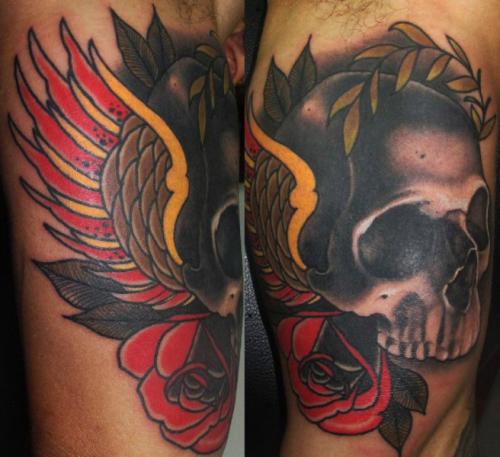 Cranio tatuaggio con le rose e le ali