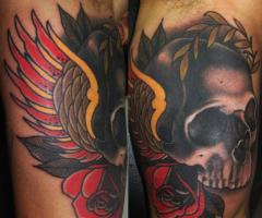 Cranio tatuaggio con le rose e le ali