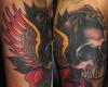 Cranio tatuaggio con le rose e le ali