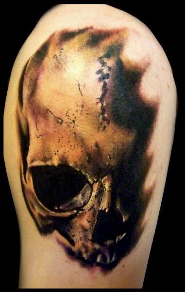 Tatuaggio media cranio con ombre